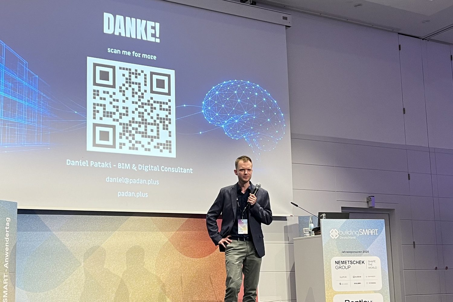 Daniel Pataki beim Vortrag „LLMs im Planungsalltag“ auf dem buildingSMART-Anwendertag 2026
